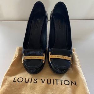 Louis Vuitton
Navy Blue Lady Pumps
Size: EU 39.5